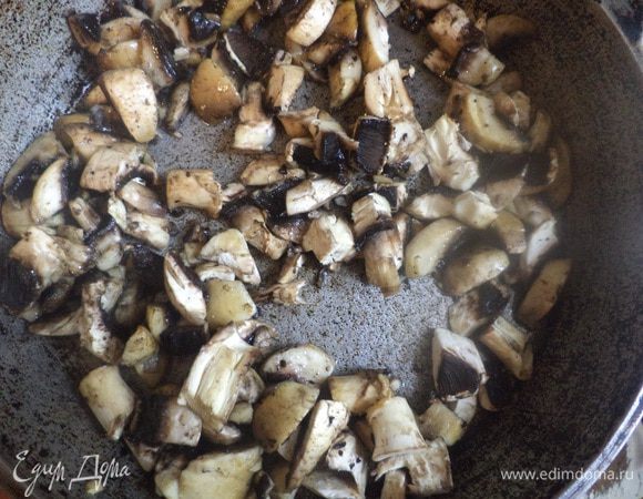 Шампиньоны нарезать кусочками средней величины.
В большой сковороде разогреть 50 мл растительного масла, выложить шампиньоны, посолить, поперчить и обжарить.
Добавить порезанные помидоры, протушить несколько минут.