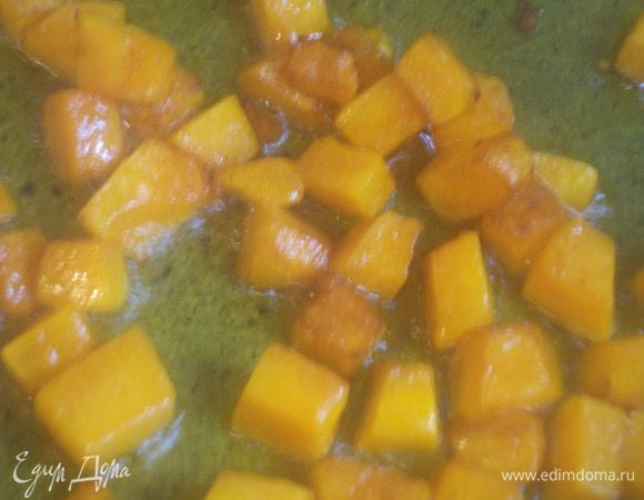 В другой сковороде разогреть 25 мл растительного масла, выложить тыкву, обжарить.
Добавить обжаренную тыкву к грибам.