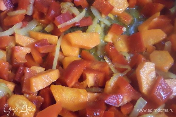 Разогреть 25 мл растительного масла, обжарить лук с морковью, добавить сладкий перец, обжарить вместе.