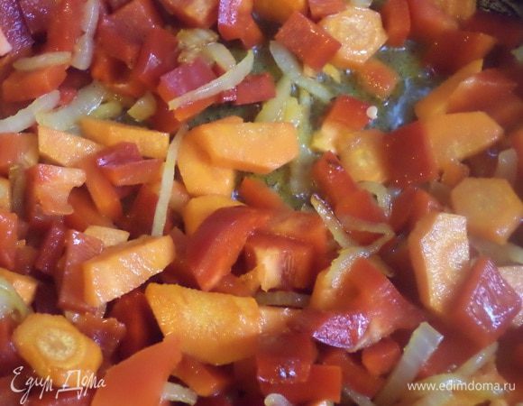 Разогреть 25 мл растительного масла, обжарить лук с морковью, добавить сладкий перец, обжарить вместе.