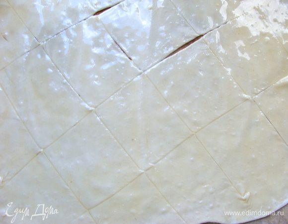 Просеянную муку смешать с водой и 1 с/л оливкового масла. Замесить тесто, закрыть пленкой, оставить на 30 мин. Разделить на 2 части, тонко раскатать, сделать надрезы, чтобы потом было легко разломить, помазать обильно ароматным маслом, посыпать солью. 