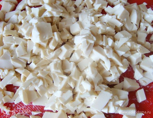 Измельчить. Можно просто порубить ножом.