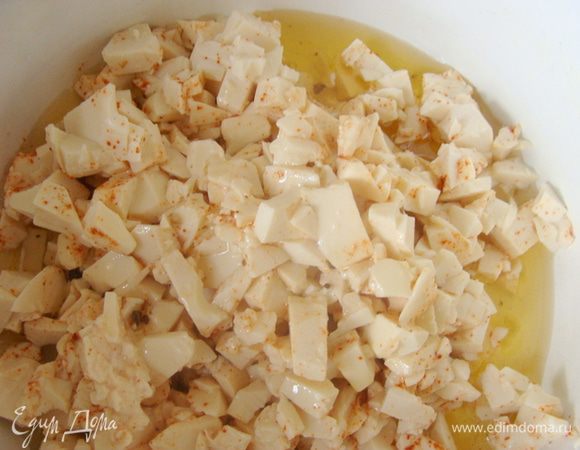 Смешать с перцем чили и ароматным маслом.