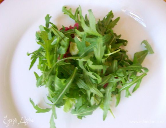 Сверху рукколу.