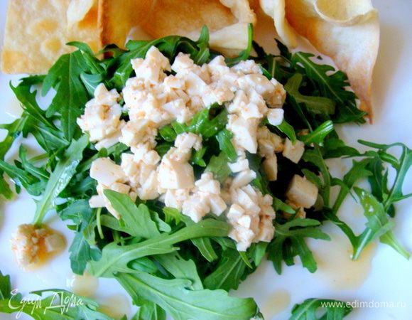 Заправку из тофу (она прексано сочетается с такими помидорками). Посыпать кедровыми орешками.