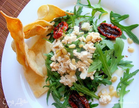 Выложить вяленые помидорки и кусочки фокаччи.