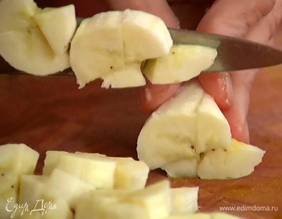 Банан почистить и нарезать небольшими кусочками.