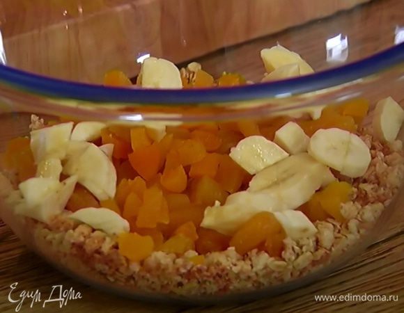 Мюсли соединить с курагой и бананом, добавить муку, разрыхлитель, соль и все перемешать.