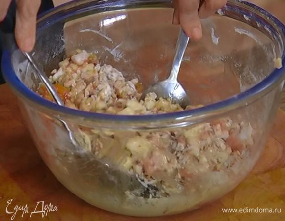 Сухие ингредиенты соединить с жидкими и вымешать тесто.