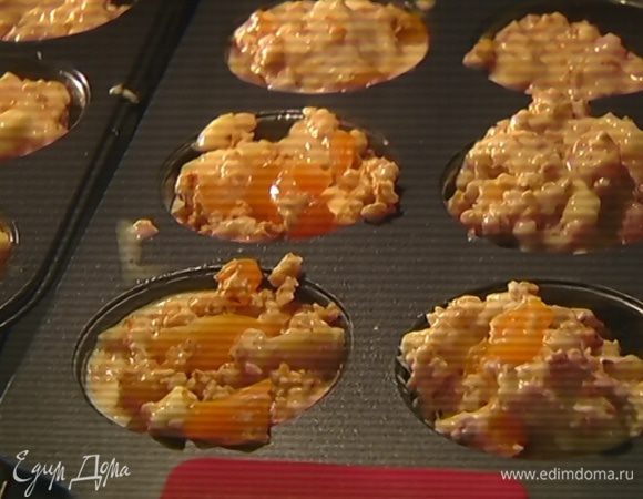 Формочки для маффинов смазать оставшимся оливковым маслом, выложить тесто и выпекать в разогретой духовке 15 минут. Готовые маффины посыпать сахарной пудрой.