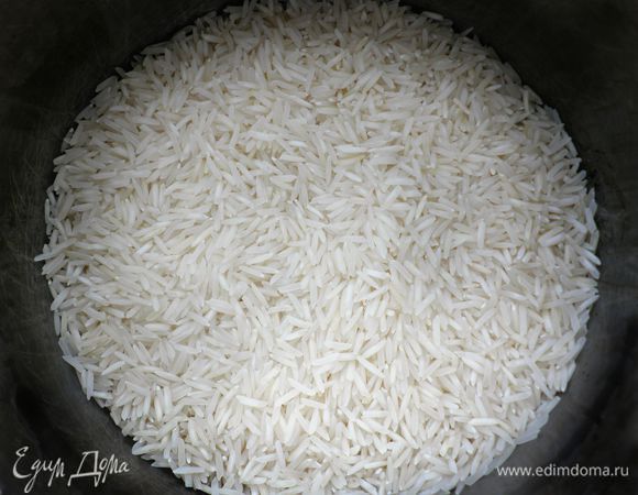 Рис басмати  хорошо промыть в холодной воде (подойдёт любой длиннозёрный  рис). Затем залить рис водой и дать постоять 20 минут.