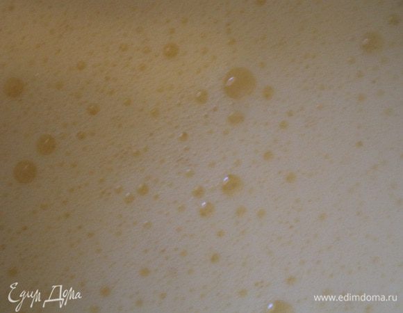 Яйца взбить с сахаром.