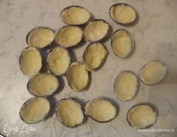 Из теста сформировать шарики величиной с небольшой грецкий орех. 
Формочки для орешков смазать растительным маслом. Выстелить шариками теста формочки. Выпекать при температуре 180 градусов около 10 минут.