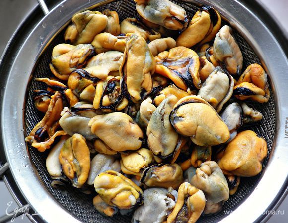 Мидии разморозить, сбрызнуть соком лимона.