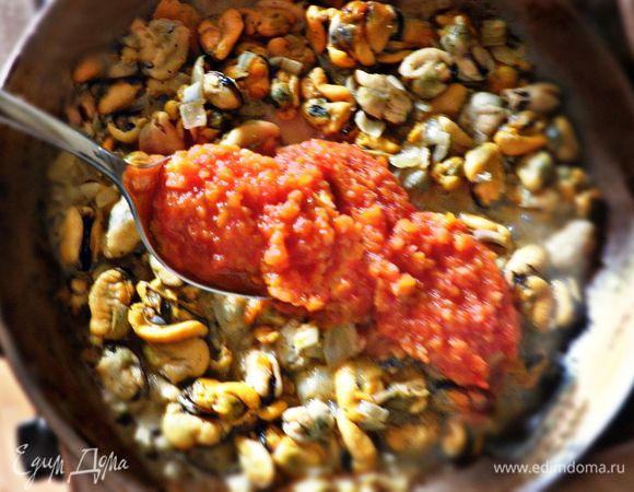 После этого добавляем мидии и тушим в течение 3 минут. Добавляем томатный соус (я использовала свою заготовку http://www.edimdoma.ru/retsepty/57836-priprava-iz-ovoschey-nezamenimaya-i-vkusnaya-zagotovka-na-zimu ), солим, перчим и аккуратно всё перемешиваем. 