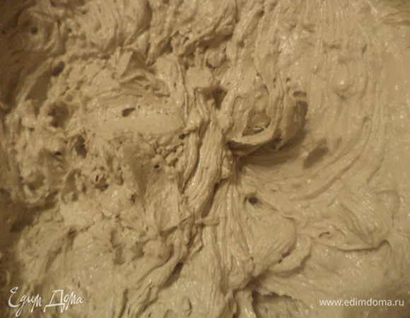 Для начинки размягчённое сливочное масло растереть с сахарной пудрой.
Халву порезать кусочками, понемногу добавлять во взбитое масло, продолжая взбивать.