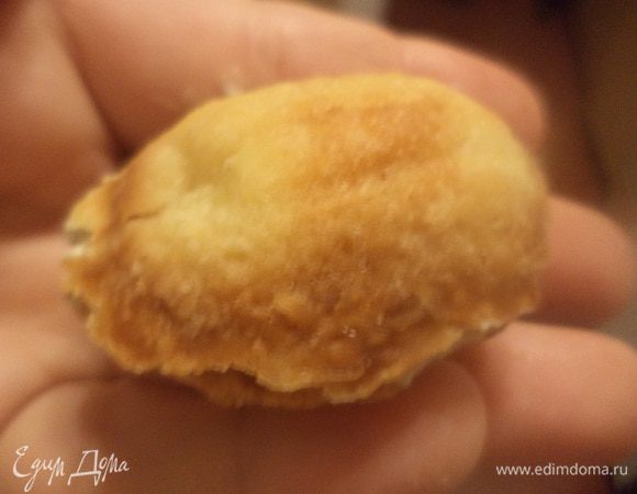 Половинки "орешков" наполнить кремом, соединить их попарно, вложив в середину грецкий орех.