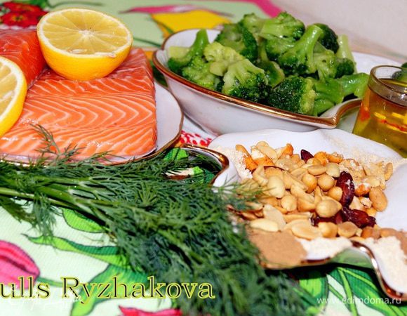 Несколько слов относительно состава продуктов. Возможны вариации: я по этому рецепту готовила не только форель, но еще и семгу, и телапию, и обычную треску. Только с белой рыбой  на гарнир делал не брокколи а картошку. Вместо кедровых орешков можно взять смесь орехов, очень интересный аромат получается.