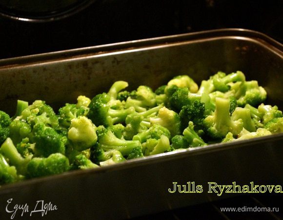 Наливаем в форму оливковое масло (70 г). Выкладываем брокколи. Сбрызгиваем сверху растительным маслом.  Ставим брокколи в духовку, разогретую до 160 градусов.
