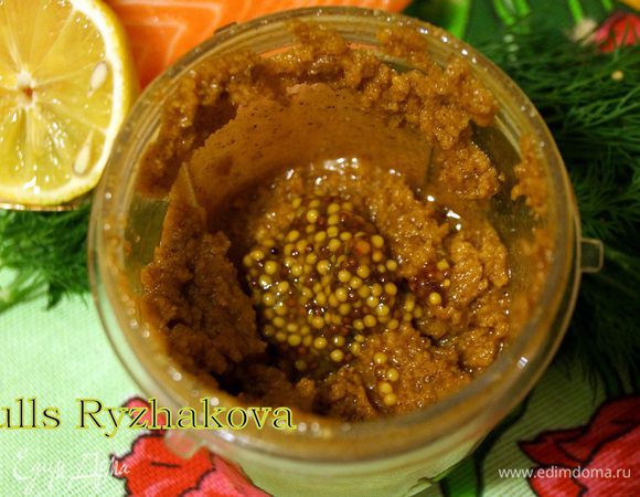 Делаем маринад для рыбы: в блендере измельчаем орехи "в кашу" c оливковым маслом. Добавляем кориандр, корицу, перец - взбиваем в блендере. Затем - кинзу, укроп. В самом конце - горчицу.