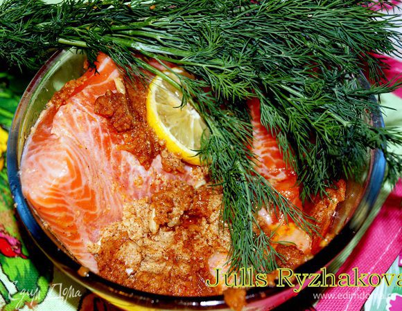 Обмазываем рыбу маринадом со всех сторон, оставляем мариноваться на 15-20 минут.