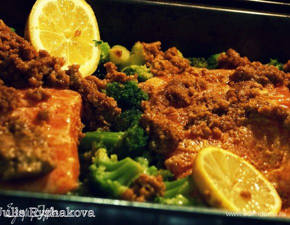 Затем выкладываем рыбу на брокколи. Поливаем все оставшимся маринадом, запекаем при температуре  160 градусов еще 20-30 мин.