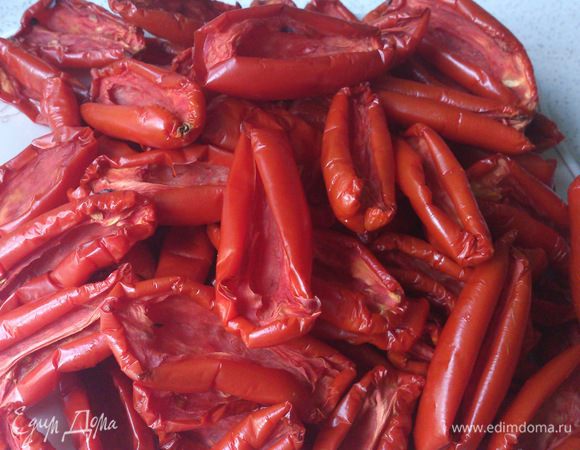 Степень готовности определяйте по своему желанию. Я люблю не сильно высушенные помидоры - вот такие, как на фото. Часть помидор я замораживаю в морозилке, чтобы потом добавлять в лагман, рагу или омлеты. Или в те блюда, куда зимой могут понадобиться свежие помидоры. 