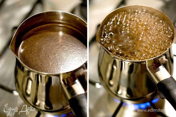 В турку насыпаем мелко молотый кофе. Если вы пьете сладкий напиток — сахар положите обязательно вместе с кофе. Наливаем в турку холодную воду. Ставим турку на конфорку (очень медленный огонь) . Ждем пока содержимое хорошо прогреется, «схватится». Интенсивно перемешиваем напиток. Количество движений не имеет значение. Делается это только 1 раз! На поверхности появится светлая пенка. В процессе дальнейшего нагревания пенка темнеет. Как только она начнет подниматься по краям и появятся первые пузырьки — сразу снимайте турку с огня. Даем напитку немного охладиться.