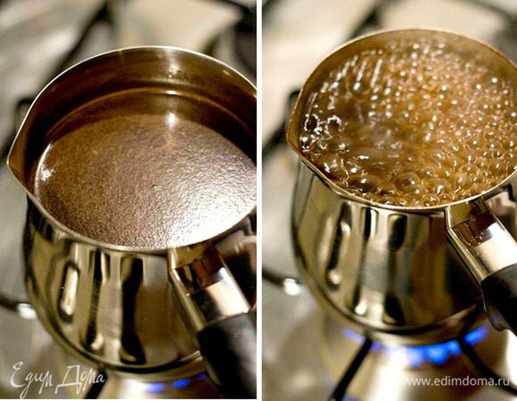В турку насыпаем мелко молотый кофе. Если вы пьете сладкий напиток — сахар положите обязательно вместе с кофе. Наливаем в турку холодную воду. Ставим турку на конфорку (очень медленный огонь) . Ждем пока содержимое хорошо прогреется, «схватится». Интенсивно перемешиваем напиток. Количество движений не имеет значение. Делается это только 1 раз! На поверхности появится светлая пенка. В процессе дальнейшего нагревания пенка темнеет. Как только она начнет подниматься по краям и появятся первые пузырьки — сразу снимайте турку с огня. Даем напитку немного охладиться.