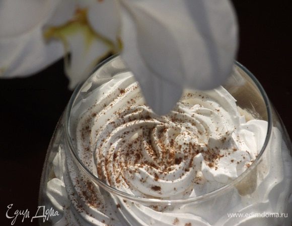 Верх украшаем взбитыми сливками и присыпаем какао или тертым шоколадом. Божественный и охлаждающий кофе Латте готов! Подавать в высоких бокалах. 
Приятного наслаждения прекрасным напитком! 