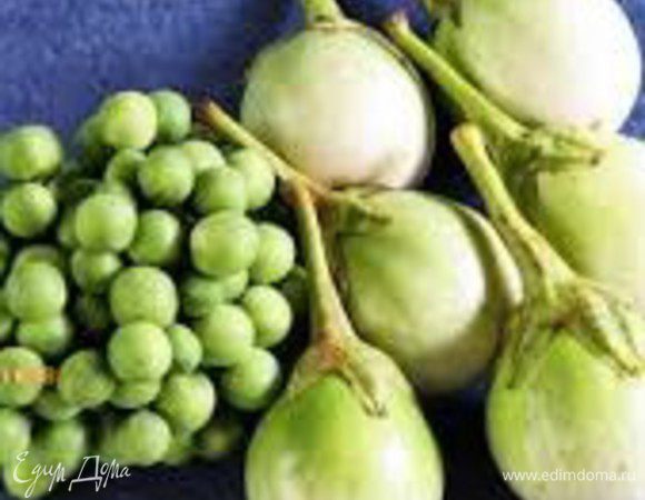 Затем добавьте остальное кокосовое молоко, сахар, pыбный соус тайский и потомите 5 мин на среднем огне. Затем добавьте листья лайма, и 2 вида тайских баклажанов.  




 