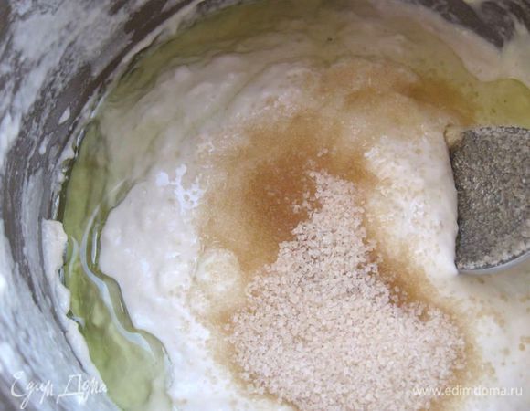 К раствору воды с дрожжами добавить половину муки, перемешать. Добавить  сахарный песок и оливковое масло и хорошо перемешать. 
