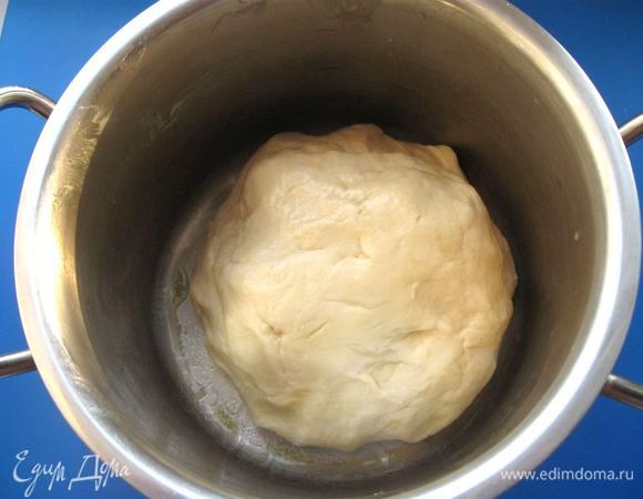 Смазать кастрюлю сливочным маслом, положить в нее тесто, перевернуть  его, накрыть полотенцем и поставить в теплое место примерно на 1 час, пока тесто  не увеличится в размере в два раза.