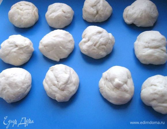 Достать тесто, обмять и разделить на 12 равных частей.