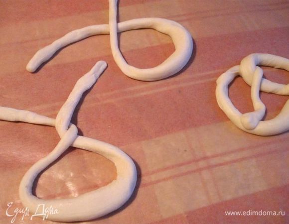 Придать «колбаскам» форму брецелей.