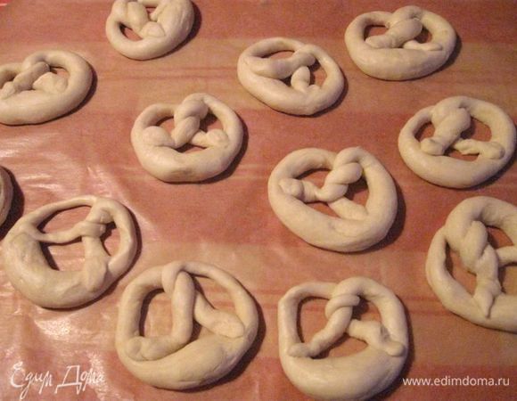 Выложить их на пекарскую бумагу так, чтобы брецели были на некотором расстоянии друг от друга. Оставить их подниматься на 30 минут.