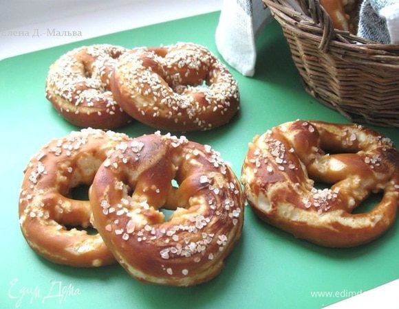 Выпекать  20 -25 минут до характерной золотисто - коричневатой корочки (после 15 минут нахождения брецелей в духовке проверьте их, не пора ли вынимать, вам может потребоваться немного меньше времени), дать немного остыть.