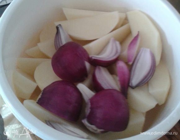 Картофель, помыть, почистить, нарезать крупными дольками. Красный лук разрезать на четыре части (у меня мелкий).  Картофель с луком слегка присолить, поперчить, посыпать сухими травами, полить растительным маслом.  Картофель  выложить на подготовленный противень отправит в разогретую духовку до 200 градусов на 20 минут ( у меня режим конвекции с паром, если такого нет, то картофель  следует накрыть фольгой, чтоб он запекся внутри). 