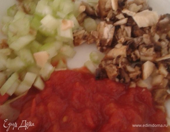 Мелко порезать: ножки шампиньонов, стебель сельдерея и смешать с консервированными, резанными  помидорами.  Смесь посолить, поперчить добавить немного растительного масла и  фаршировать шляпки грибов. 