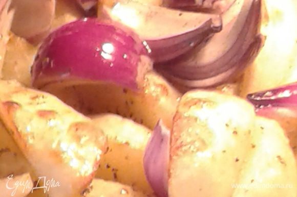 Через 20 минут выложить лук сверху картофеля, поставить фаршированные грибы все отправить в духовку.