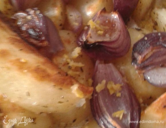 Цедру половинки лимона мелко нарезать и растереть с солью в ступке. Готовую картофель с овощами выложить на тарелку, посыпать  цедрой с солью. 