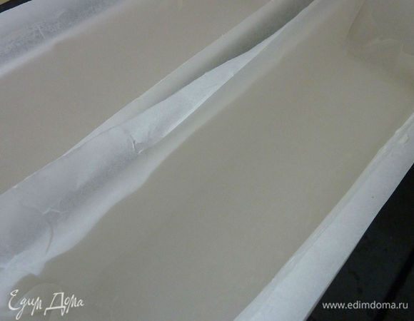 Разогреть духовку на 180 гр. Если форма не селиконовая, то заложить бумагой.