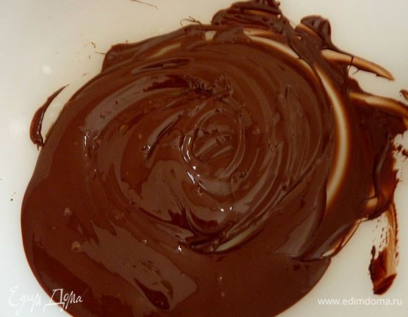 Шоколад поломать на кусочки и растопить в микроволновой печи по 20 - 30 секунд за прием , перемешивать после каждого разогрева до полного расплавленная (осторожно не сжечь).