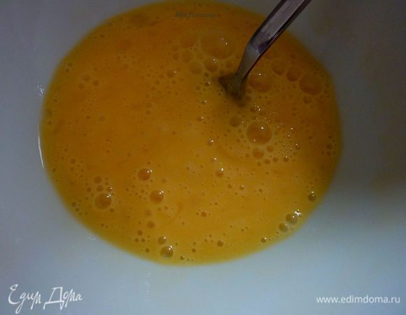 Яйца слегка взбить.