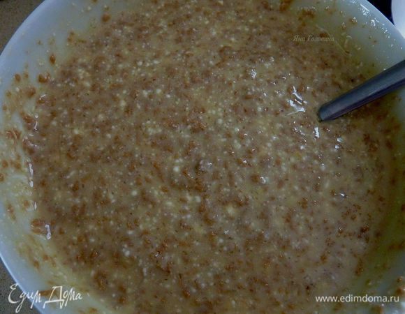 Добавить в масло взбитые яйца, ваниль и йогурт, хорошо перемешать.