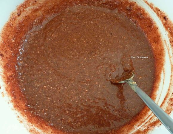 Добавить не очень горячий шоколад и очень хорошо размешать.