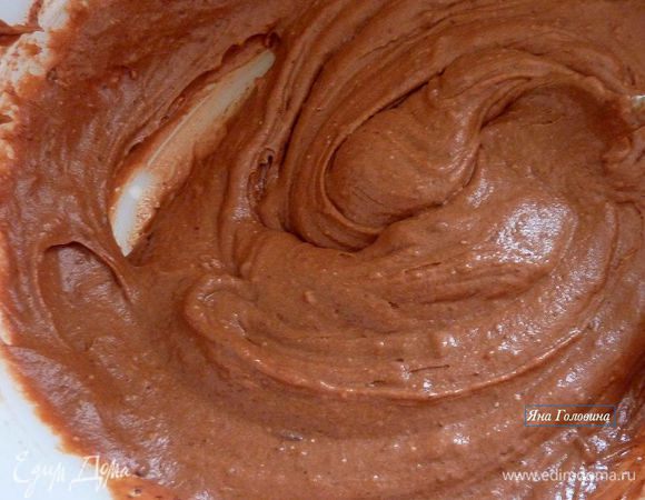 Добавить муку , соду , соль и не много перемешать. Понемногу добавлять кипяток и вымешивать до растворения муки , я ввожу кипяток в четыре приема , как только масса однородная перестать размешивать .