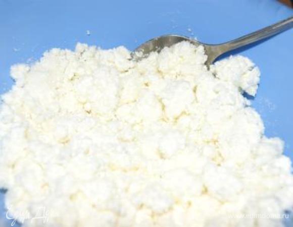 Готовим сырники. Творог растереть с сахаром.