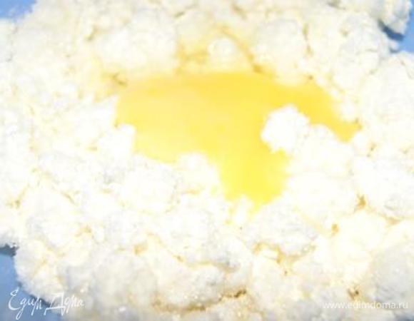 Добавить яйцо, тщательно перемешать.