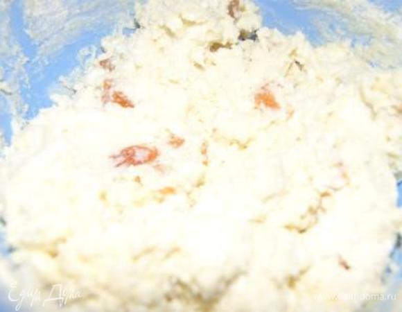 Добавить муку с разрыхлителем, замесить тесто.